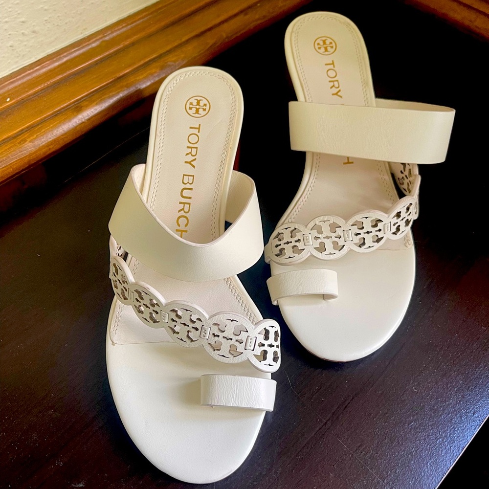 Tory Burch Size 7, Tiny Miller Toe Ring Sandal in Ivory
